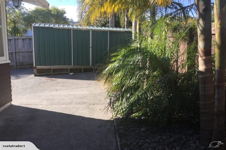 Photo of property in 21 Lantana Road, Green Bay, Auckland, 0604