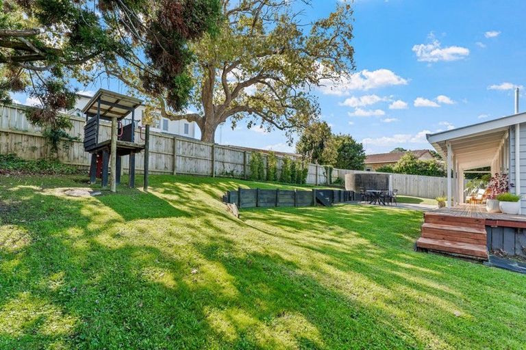 Photo of property in 18 Penton Road, Stanmore Bay, Whangaparaoa, 0932