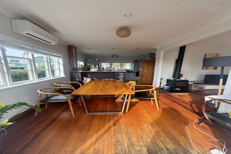 Photo of property in 1/2 Riverview Road, New Lynn, Auckland, 0600