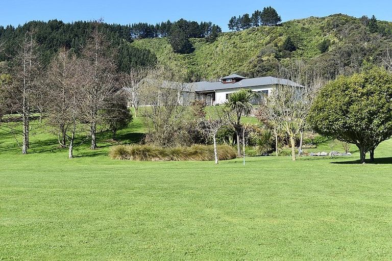 Photo of property in 63 Manakau Heights Drive, Manakau, Otaki, 5583