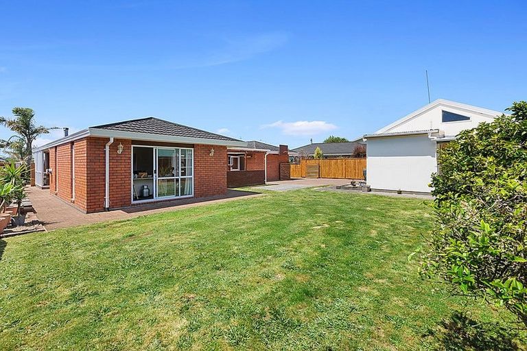 Photo of property in 35 Heta Road, Highlands Park, New Plymouth, 4312
