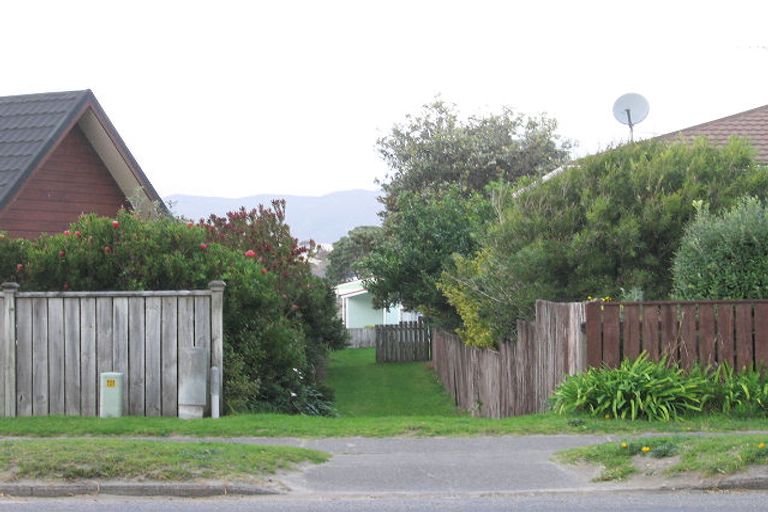 Photo of property in 102 Tutere Street, Waikanae Beach, Waikanae, 5036