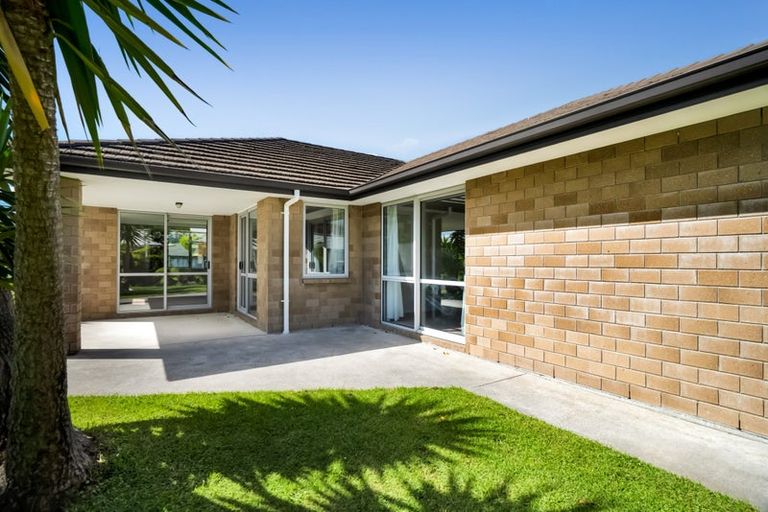 Photo of property in 17 Heta Road, Highlands Park, New Plymouth, 4312