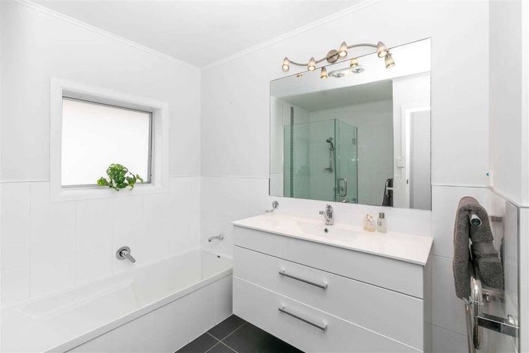 Photo of property in 16 Glen Lynne Avenue, Queenwood, Hamilton, 3210