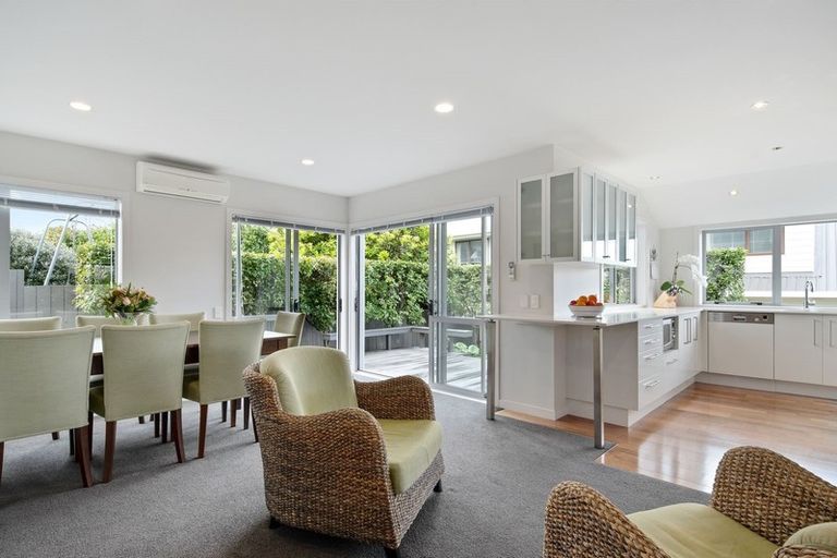 Photo of property in 2 Oakpark Place, West Harbour, Auckland, 0618