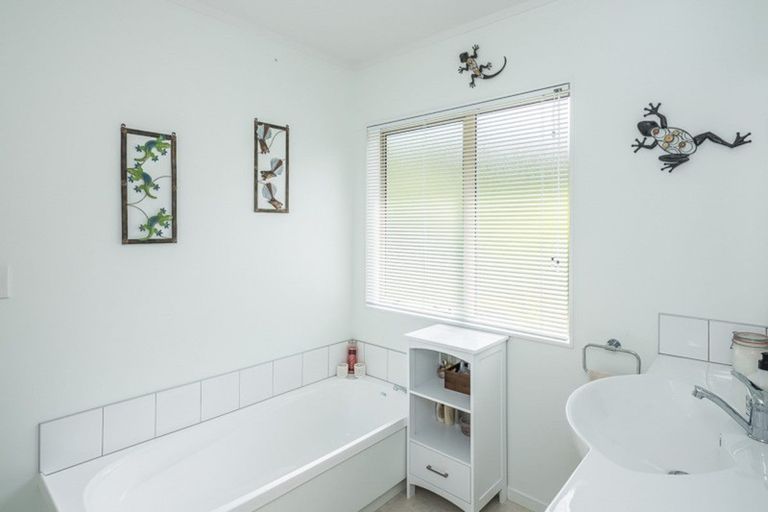 Photo of property in 4 Kaikomako Road, Waikanae, 5036