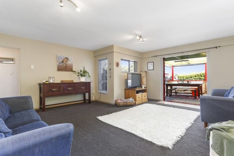 Photo of property in 8 Valdese Rise, Browns Bay, Auckland, 0630