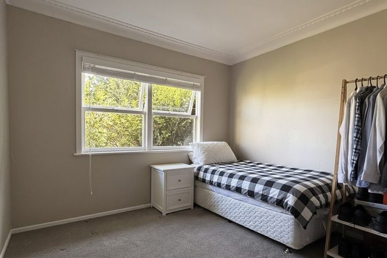 Photo of property in 2/20 Merton Avenue, Glenfield, Auckland, 0627