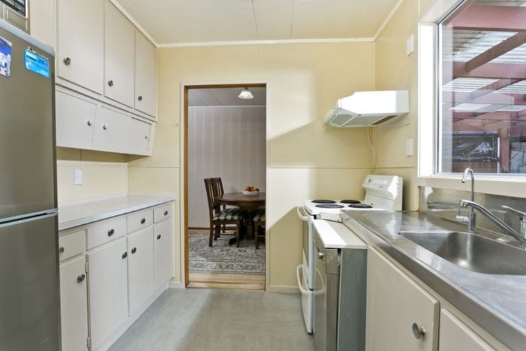 Photo of property in 16 Lavery Place, Sunnynook, Auckland, 0632