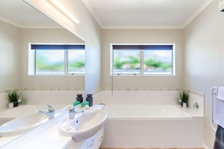 Photo of property in 14 Kennedy Place, Waikanae Beach, Waikanae, 5036