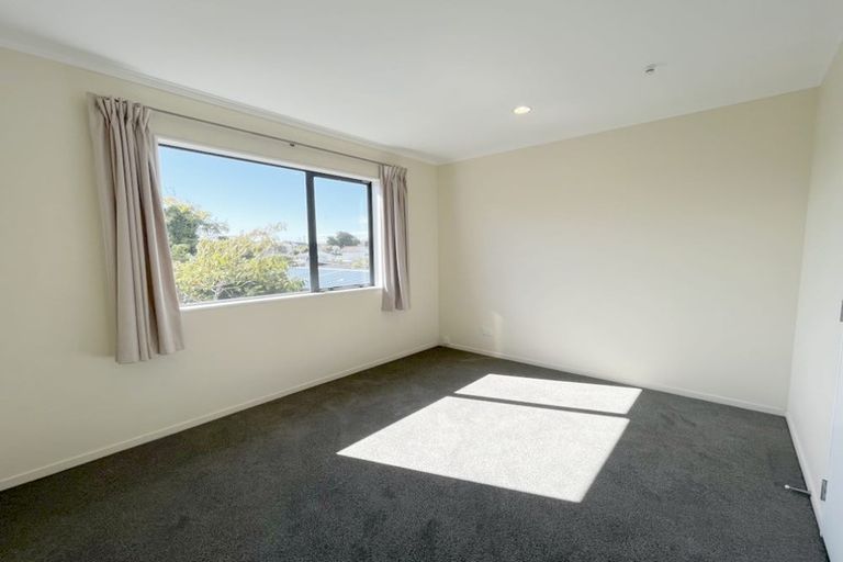Photo of property in 4 Karo Place, Glendene, Auckland, 0602