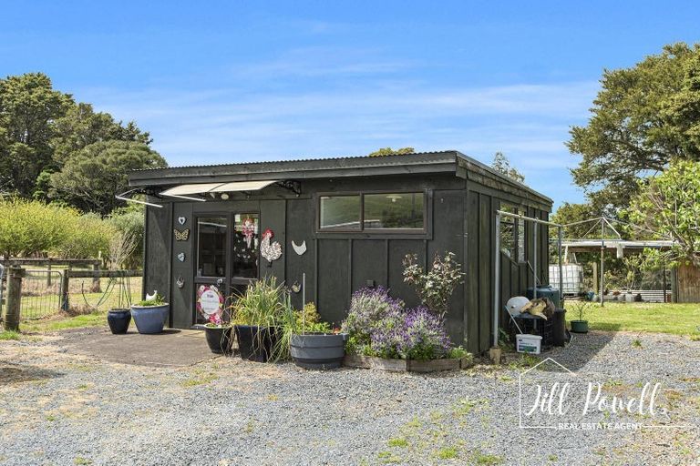 Photo of property in 32 Franklin Road, Paparoa, 0571