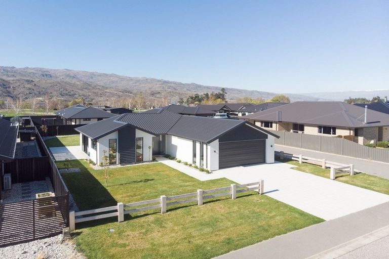 Photo of property in 36 Stratford Drive, Mount Pisa, Cromwell, 9383