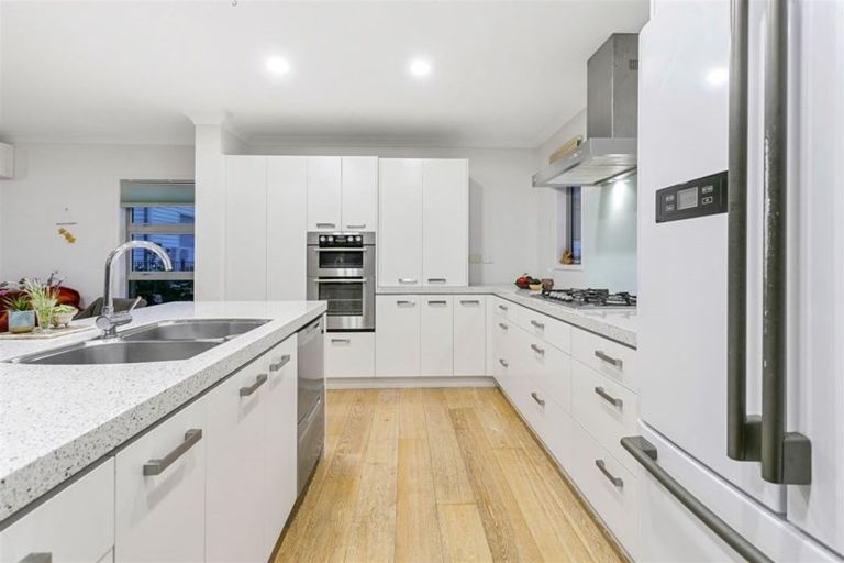 Photo of property in 9a Heathcote Road, Castor Bay, Auckland, 0620