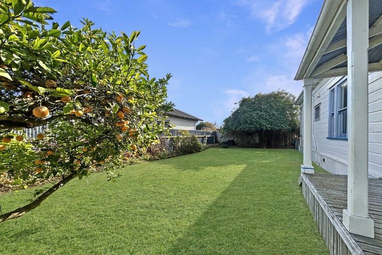 Photo of property in 102 Featherston Street, Takaro, Palmerston North, 4412