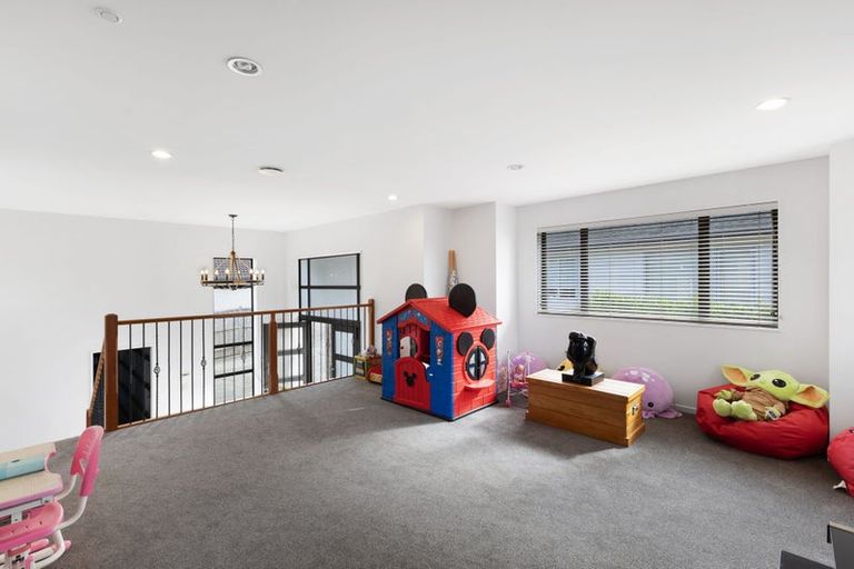 Photo of property in 13 Stubbs Place, Fairview Heights, Auckland, 0632