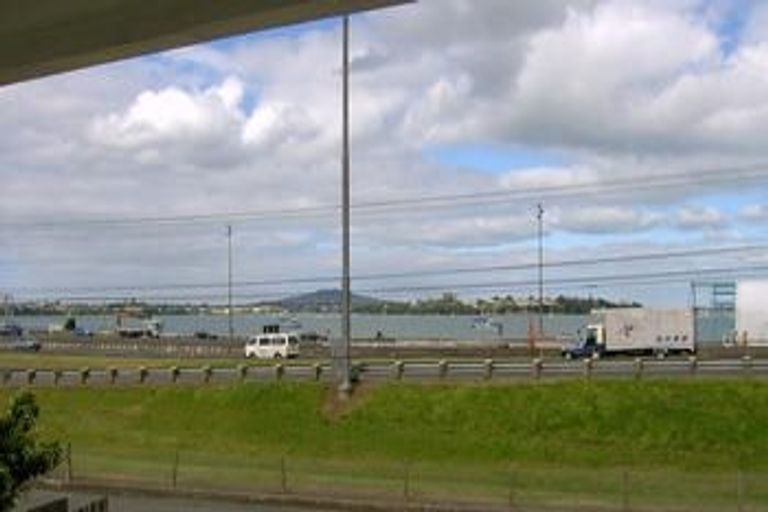 Photo of property in 18 Sulphur Beach Road, Northcote Point, Auckland, 0627