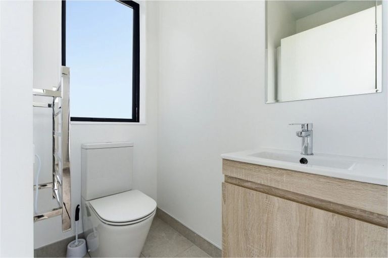 Photo of property in 8/233 Great North Road, Henderson, Auckland, 0612