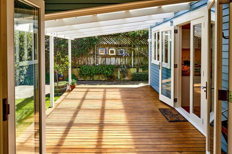 Photo of property in 2 Roxburgh Grove, Petone, Lower Hutt, 5012