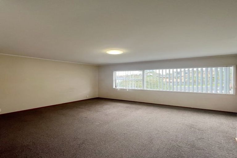 Photo of property in 12 Holdaway Avenue, Northcote, Auckland, 0627