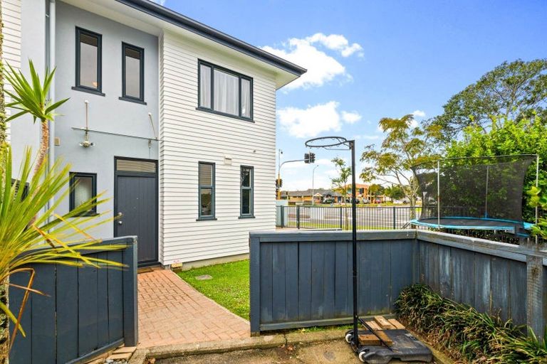 Photo of property in 83/2 Armoy Drive, East Tamaki, Auckland, 2016