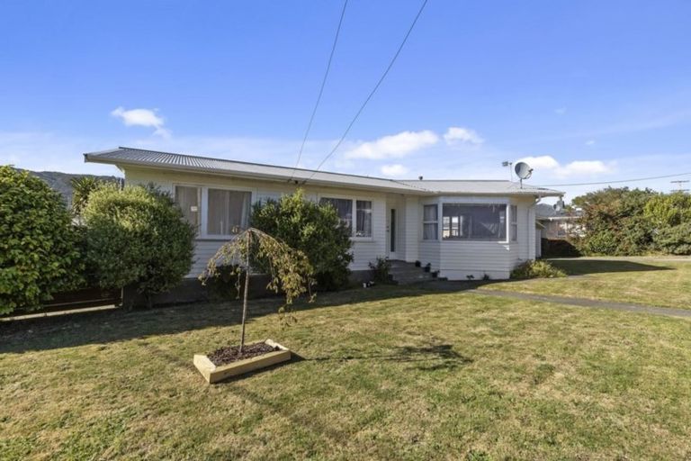 Photo of property in 204 Wellington Road, Wainuiomata, Lower Hutt, 5014