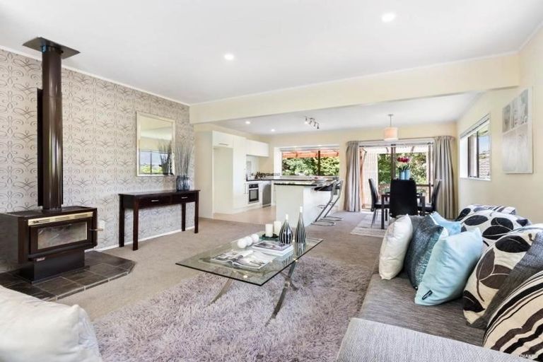 Photo of property in 2/16 Matisse Drive, West Harbour, Auckland, 0618