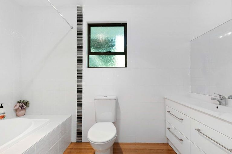 Photo of property in 5 Naera Place, Kawaha Point, Rotorua, 3010