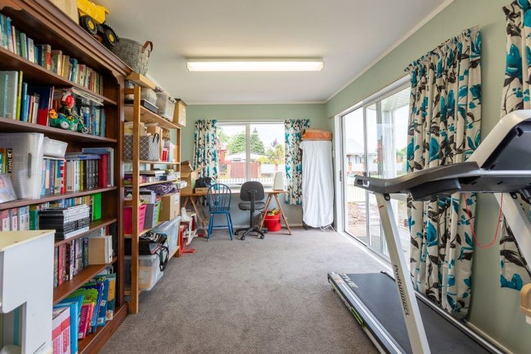 Photo of property in 77 Fergusson Street, Woodville, 4920