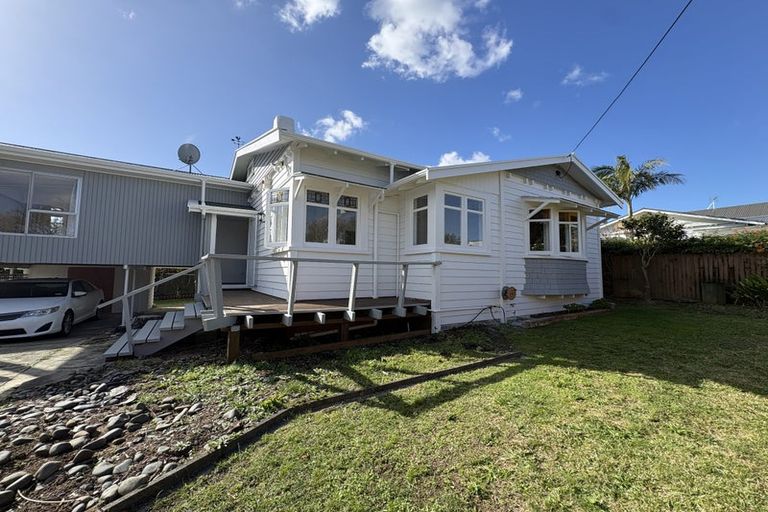 Photo of property in 938 East Coast Road, Northcross, Auckland, 0630