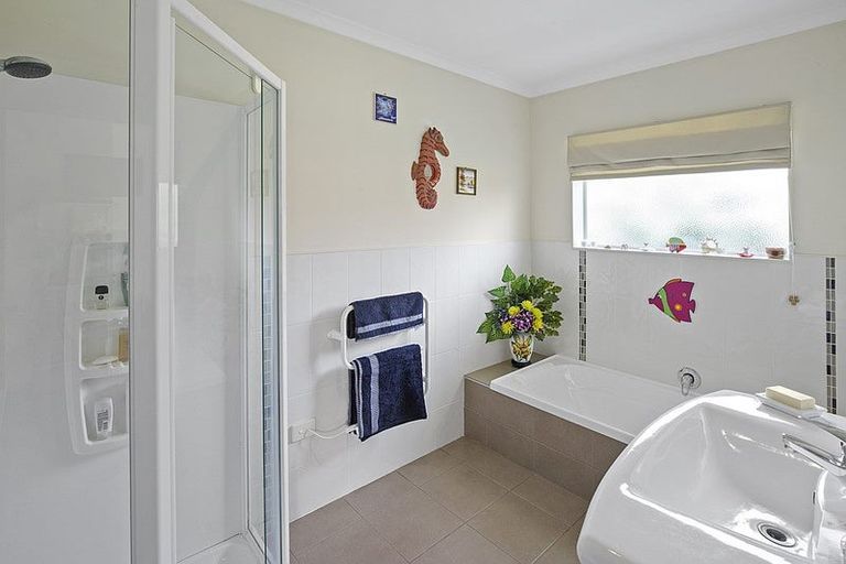 Photo of property in 6 Ernest Shackleton Place, Waiuku, 2123