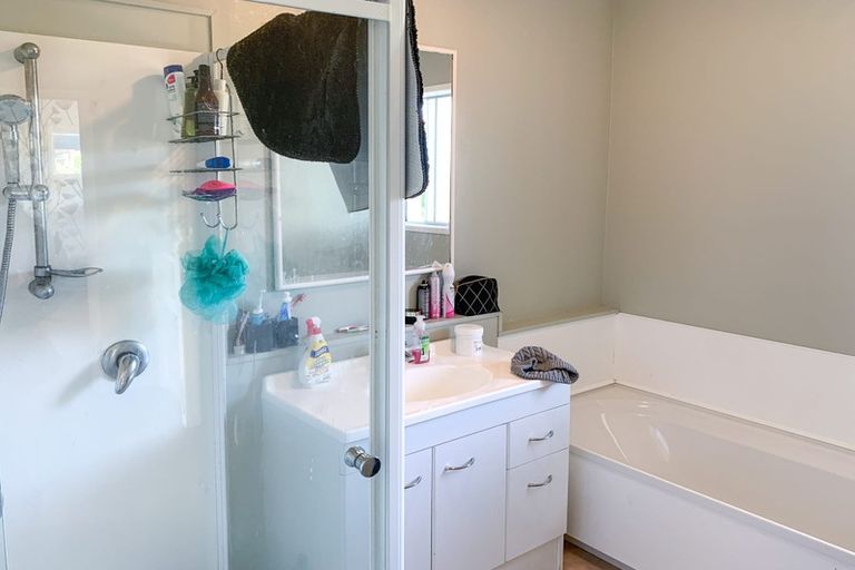 Photo of property in 2/4 Coronation Road, Glenfield, Auckland, 0627