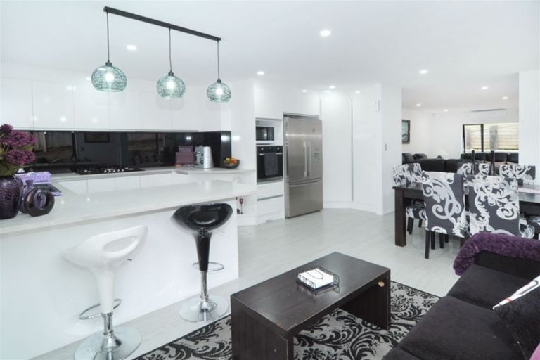Photo of property in 14 San Casello Rise, Henderson, Auckland, 0612