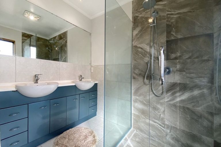 Photo of property in 25 Brooke Ridge Rise, East Tamaki Heights, Auckland, 2016