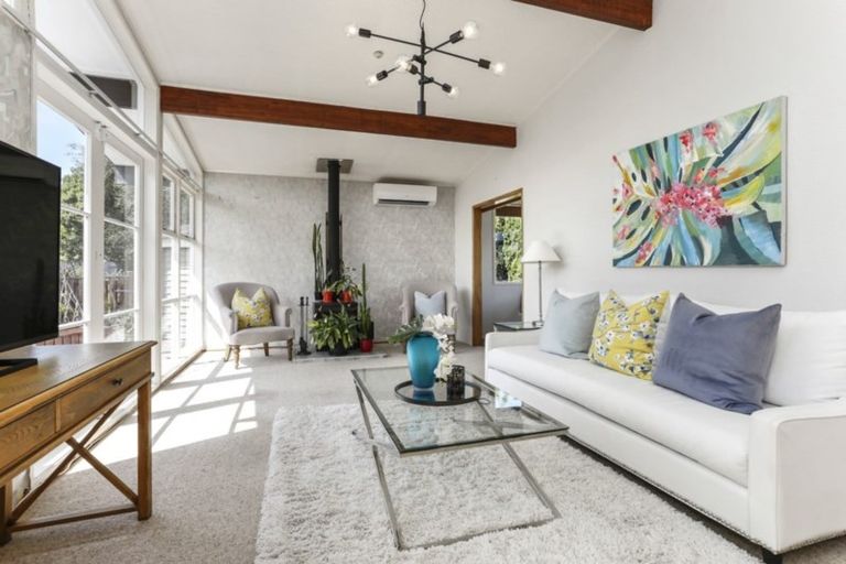 Photo of property in 18 Dalry Place, Mangere Bridge, Auckland, 2022