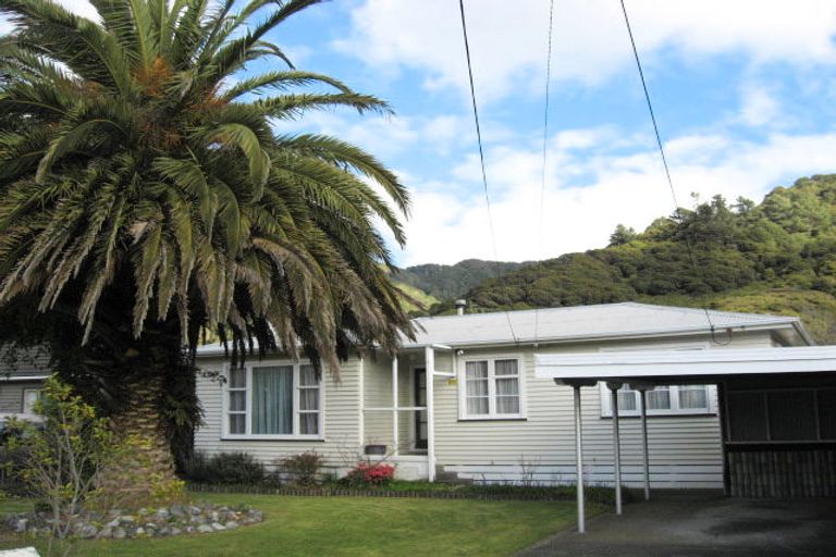 Photo of property in 199 Wainuiomata Road, Wainuiomata, Lower Hutt, 5014