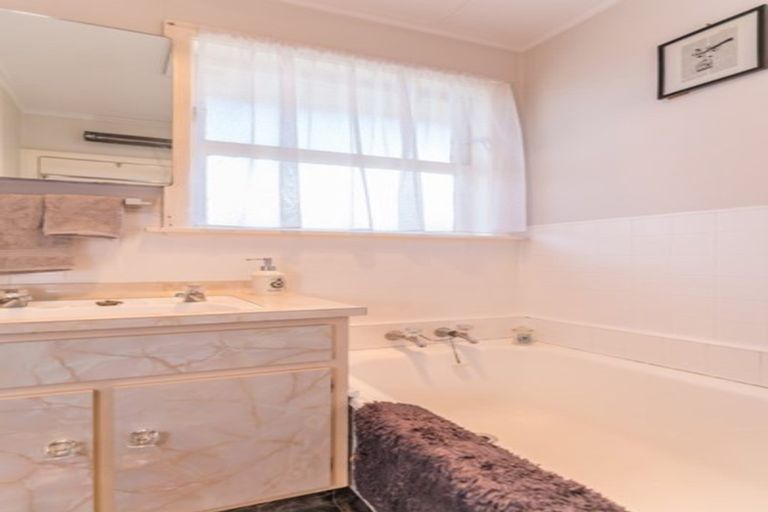 Photo of property in 32 Highbury Drive, Levin, 5510