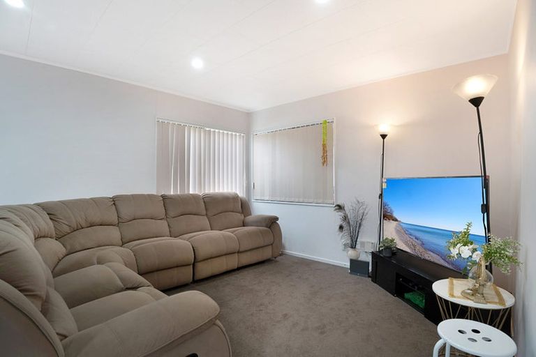 Photo of property in 2/10 Charisma Place, Randwick Park, Auckland, 2105