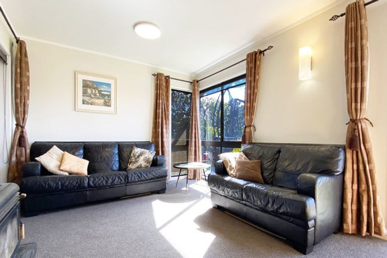 Photo of property in 10 St Simon Place, Botany Downs, Auckland, 2010