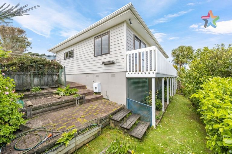 Photo of property in 42 Matuhi Street, Tirohanga, Lower Hutt, 5010