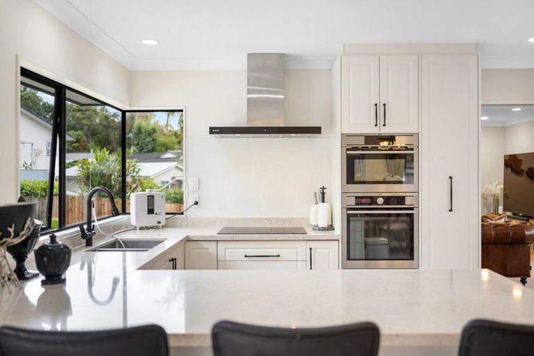 Photo of property in 9 Chisbury Terrace, Shelly Park, Auckland, 2014
