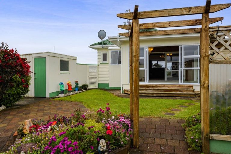 Photo of property in 81 Omata Road, Marfell, New Plymouth, 4310