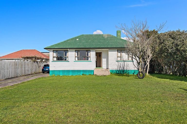Photo of property in 72 Kelman Road, Kelston, Auckland, 0602