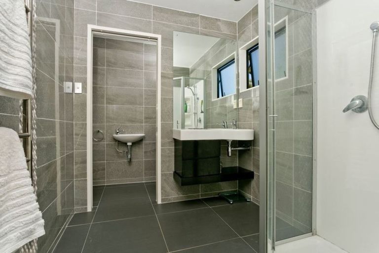 Photo of property in 2/10 Kiteroa Terrace, Rothesay Bay, Auckland, 0630