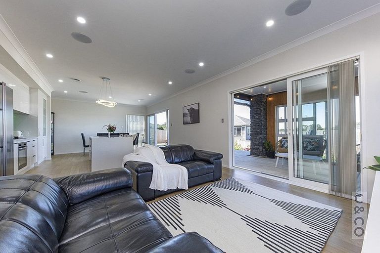 Photo of property in 2 Tauwaka Crescent, Riverhead, 0820