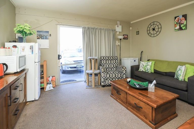 Photo of property in 12 Burrows Place, Frankton, Hamilton, 3204