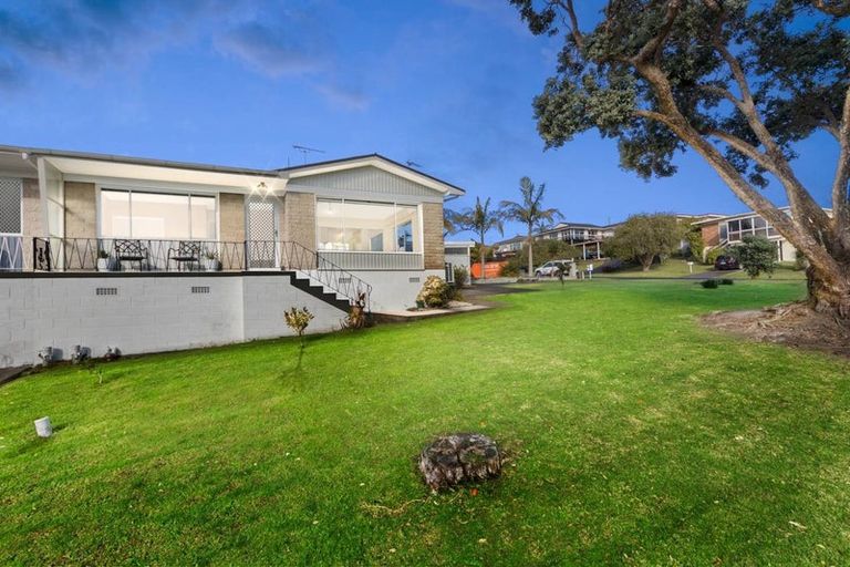 Photo of property in 1/49 Manhattan Heights, Glendene, Auckland, 0602