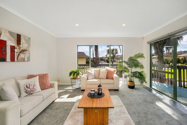Photo of property in 1/4 De Havilland Drive, Goodwood Heights, Auckland, 2105