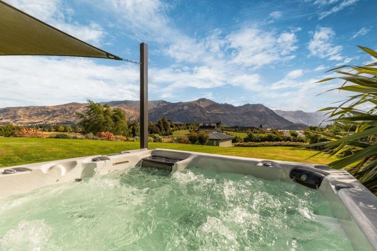 Photo of property in 28 Minaret Ridge, Wanaka, 9305
