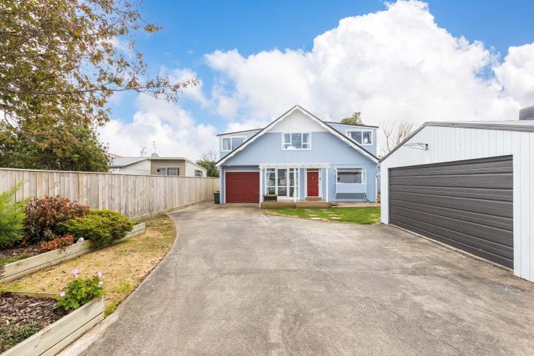 Photo of property in 8 York Crescent, Westown, New Plymouth, 4310